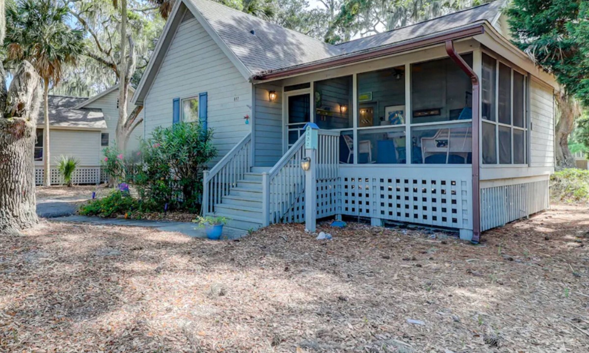 Ocean Ridge Cottage | Snowbird-friendly island cottage with fairway views, lanai, & AC - dogs welcome