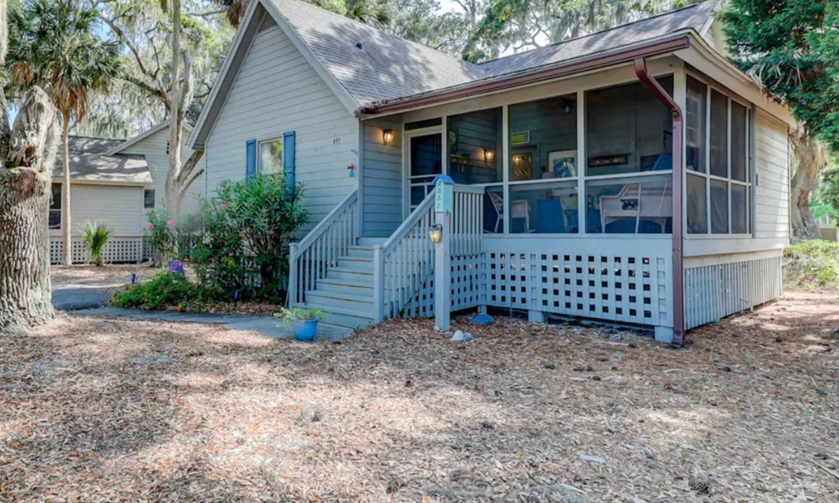 Ocean Ridge Cabin | Snowbird-friendly island cottage with fairway views, lanai, & AC - dogs welcome