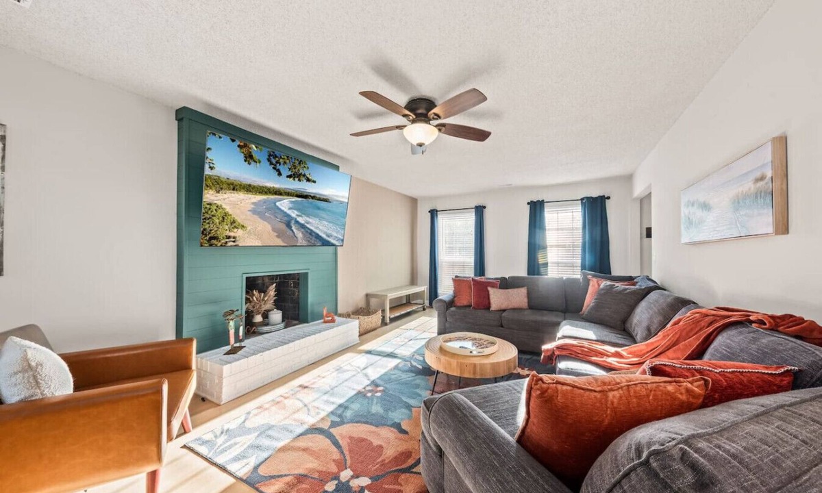 North Charleston House | Space for 10+ and Fenced Yard, The Indigo House!
