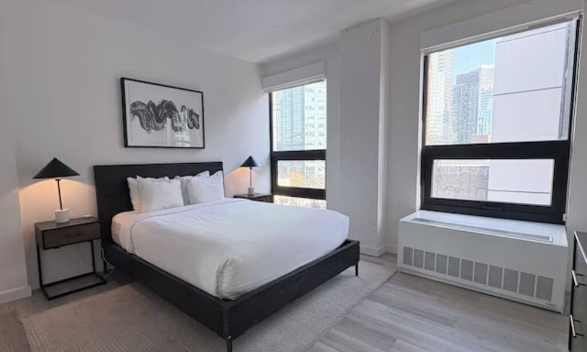 Hunters Point Apartment | Spacious 1 Bedroom Unit – Close to Subway + Equipped Kitchenette