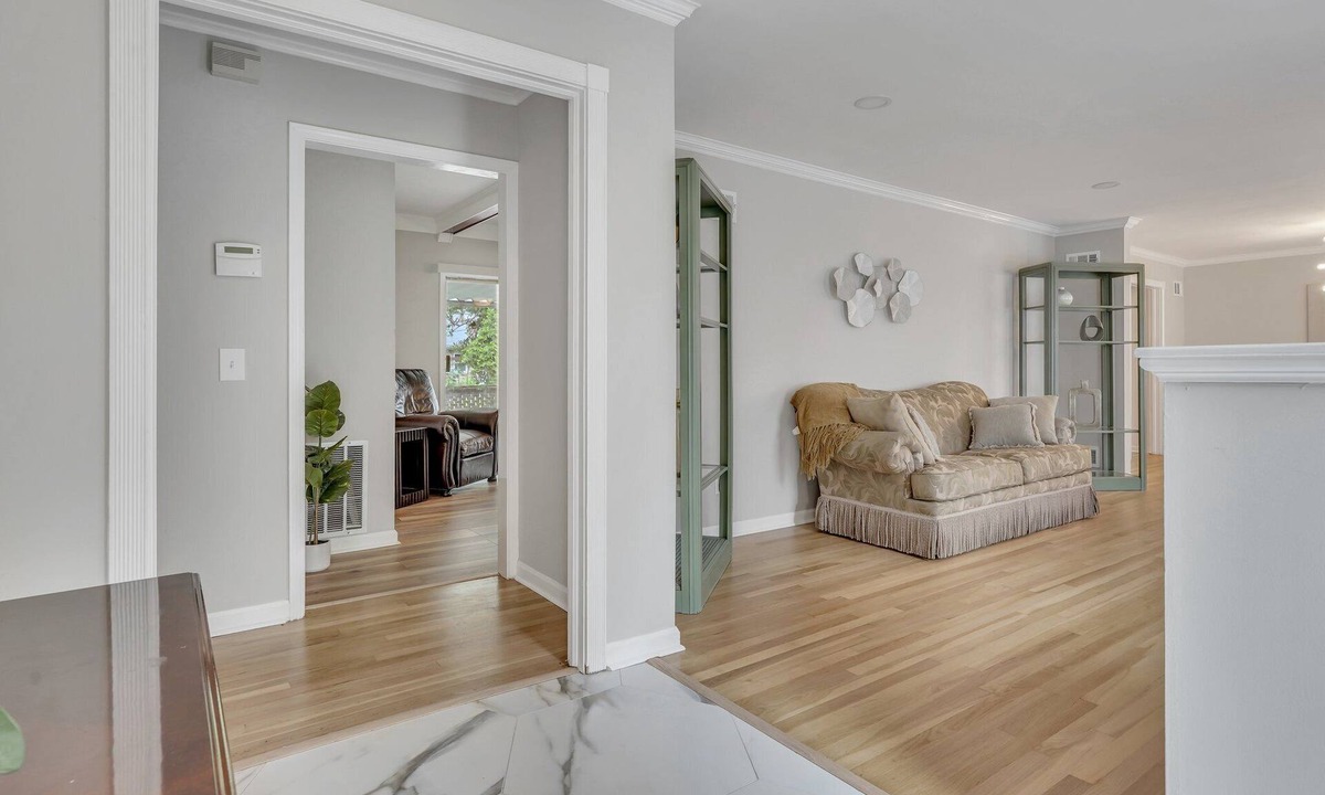 Midtown House | Spacious 4-Bedroom/3 Bath Furnished Mid-Term Charming Home in Mid-Town Savannah