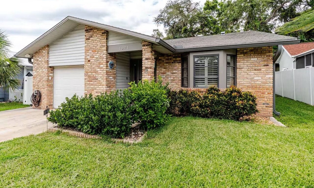 Ozona House | Spacious Coastal Cottage House in Downtown Palm Harbor with Five-Person Hottub.