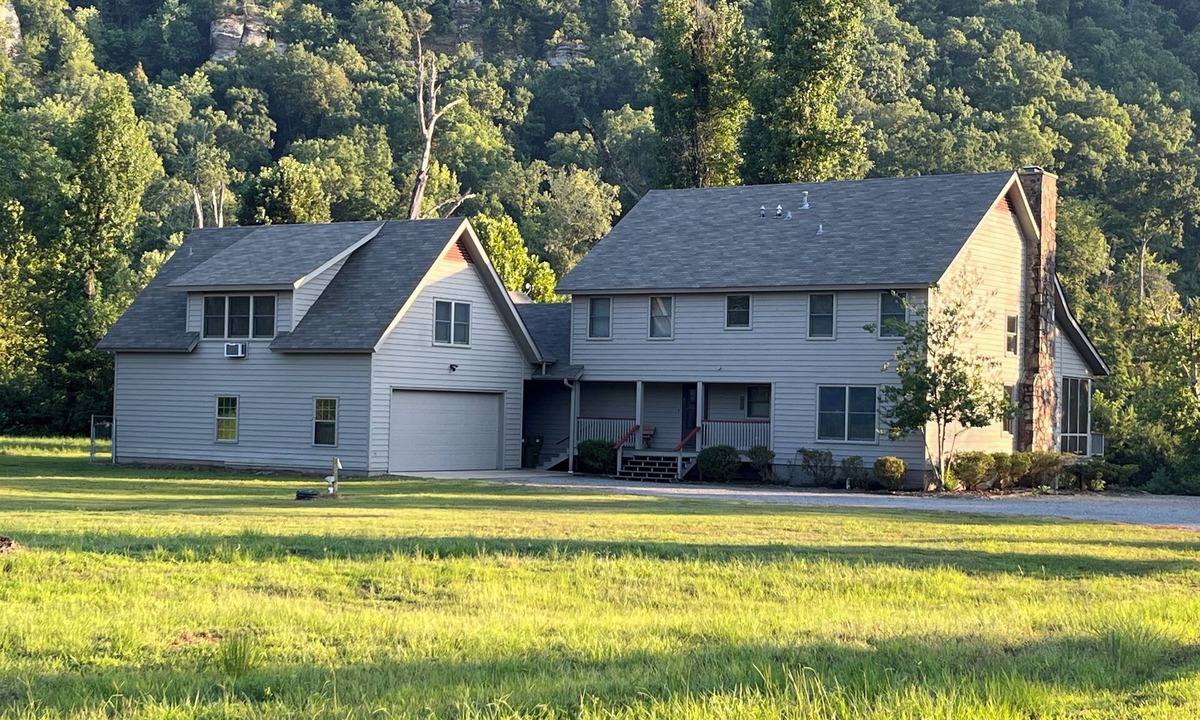 Heber Springs House | Spacious family home on the banks of the Little Red River in Heber Springs AR.