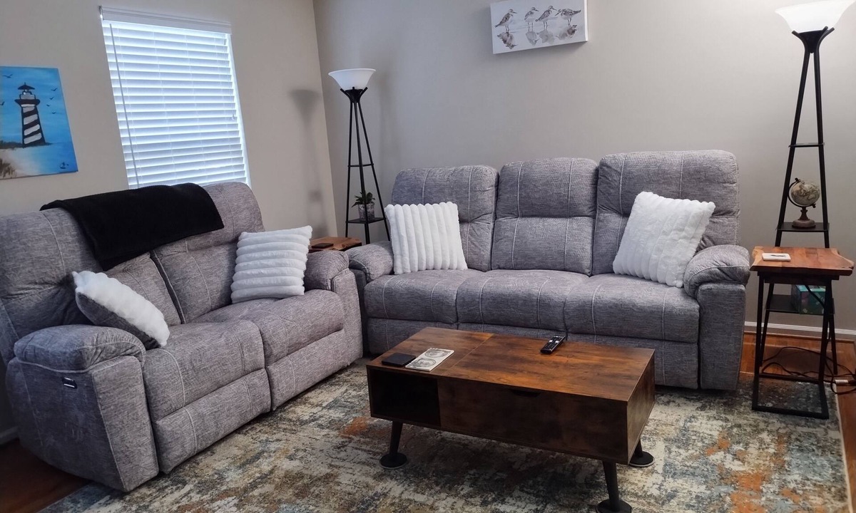 Elkton House | Spacious Pet Friendly, 4-bedroom house with AC. 5 minutes from Univ of Delaware