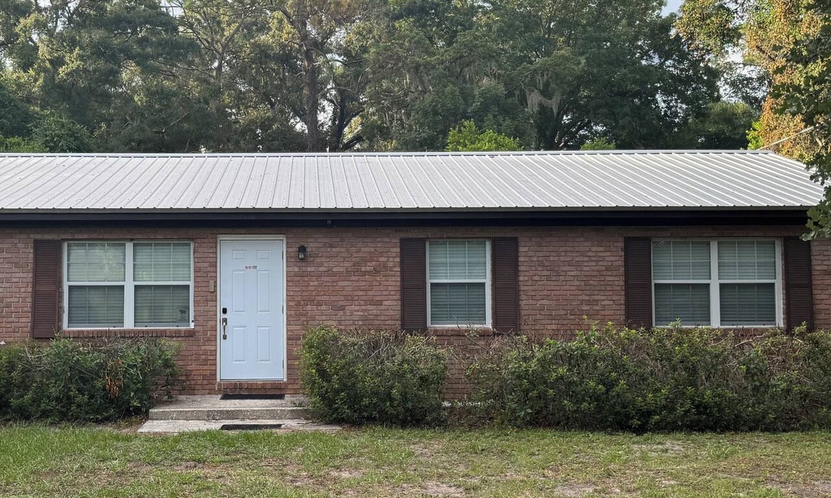 Trenton House | Springs basecamp for up to 6, less than 3 miles from Fanning Springs State Park.