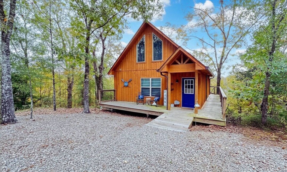 Jones Mills Cabin | Stay in a Treehouse Escape at Lake Catherine/Fire Pit + Lake Toys + Privacy
