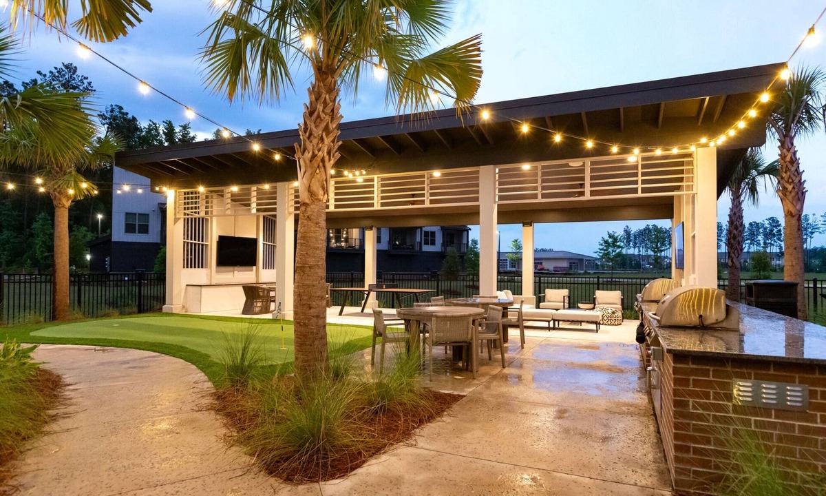 Summerville Apartment | Stylish Corner Retreat Near Shops Dining and Only 30 Minutes to Charleston