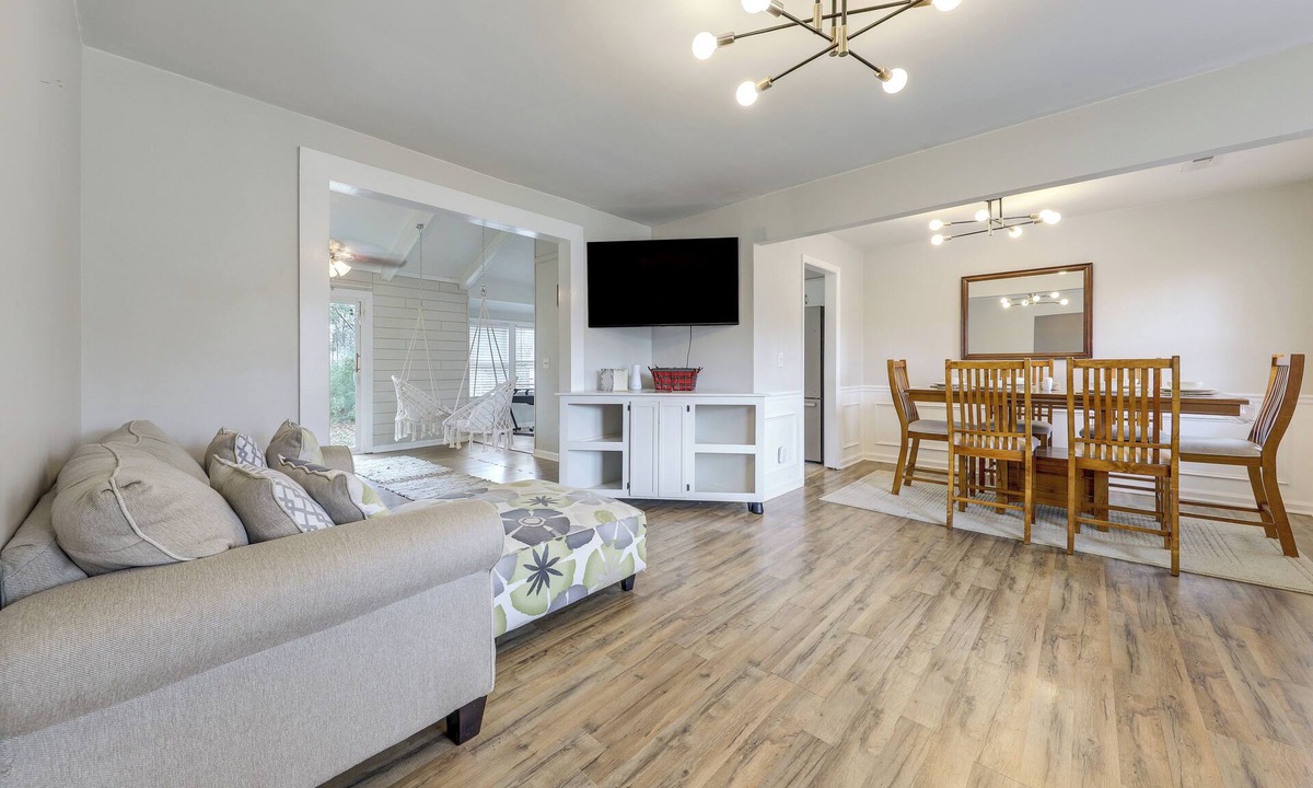 Ladson House | Suburban Family Home 18 Mi to Dtwn Charleston!