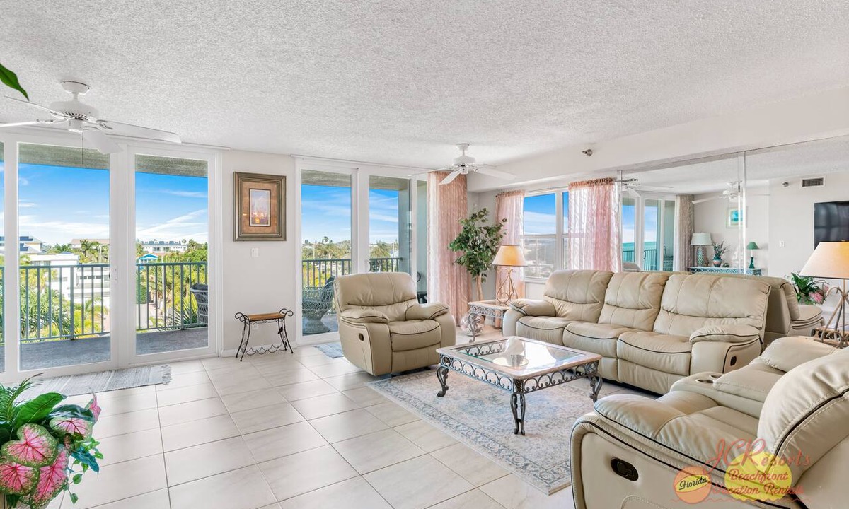 Indian Rocks Beach Condo | Sunny Top Floor Condo w/Beach Views - HH307