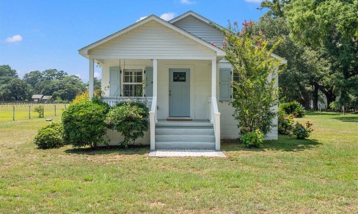 Johns Island Cottage | The Coastal Cottage; near golf, marina, dining and shopping