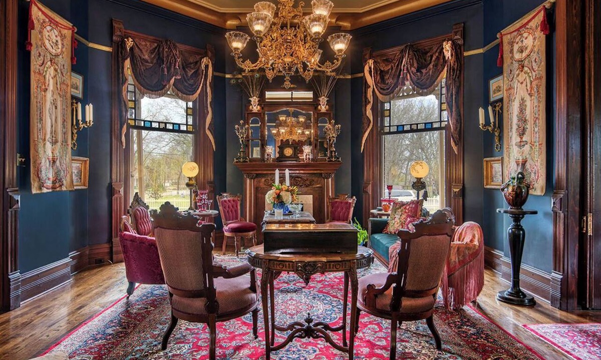 East of Broadway Bed & Breakfast | The Grand Empress Suite | Two Bedrooms & Two Baths in Arkansas's Only Michelin Key Hotel