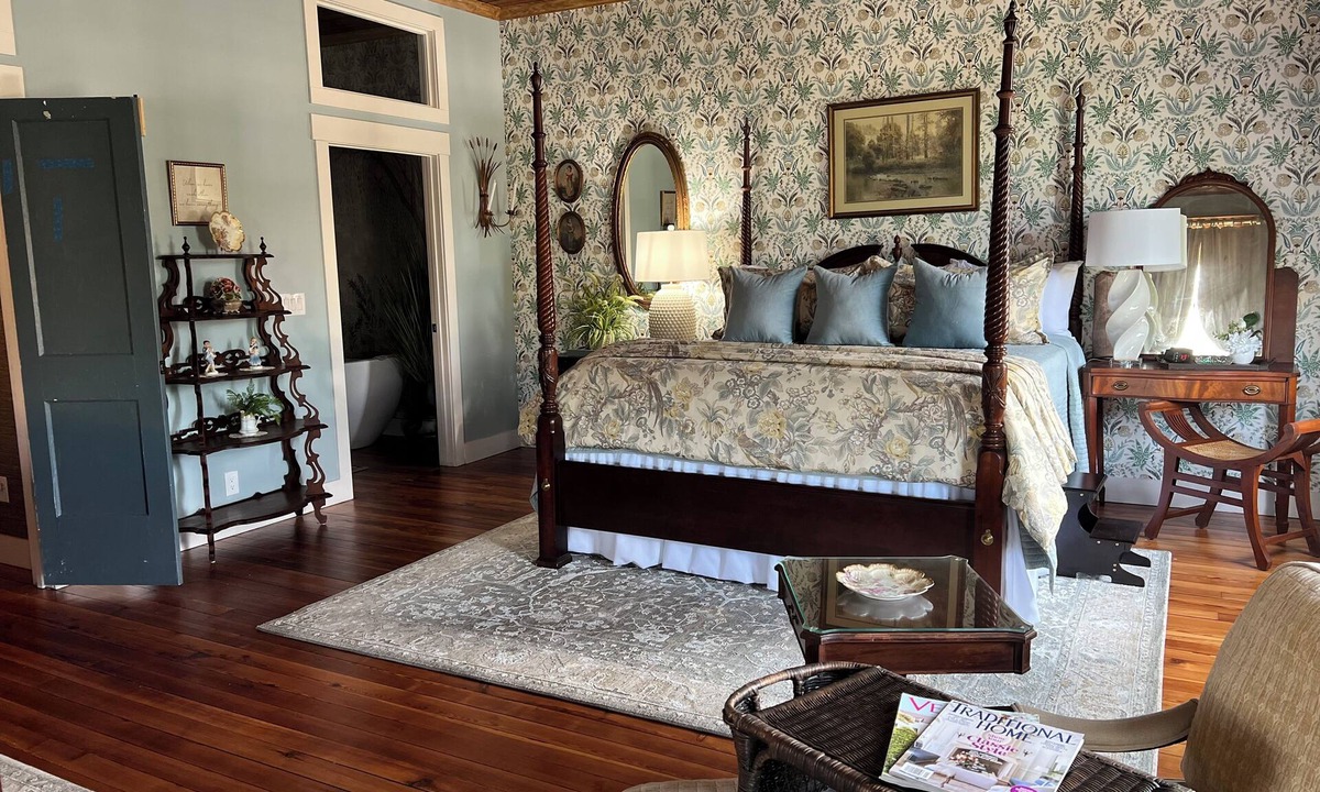 Springfield Apartment | The Library Inn Springfield, GA A Hidden Gem in a charming Hallmark town.