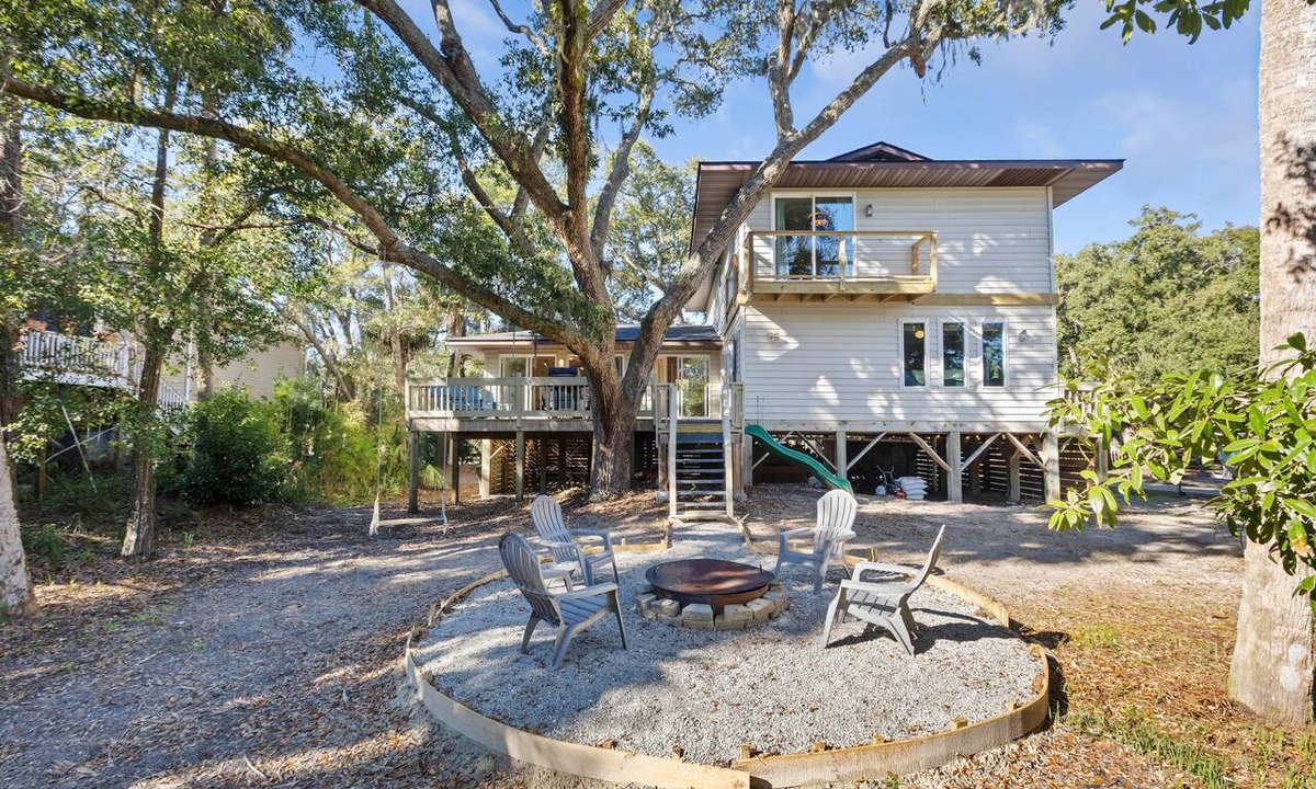 Edisto Island House | The Ugly Dolphin a Polished Home for 12