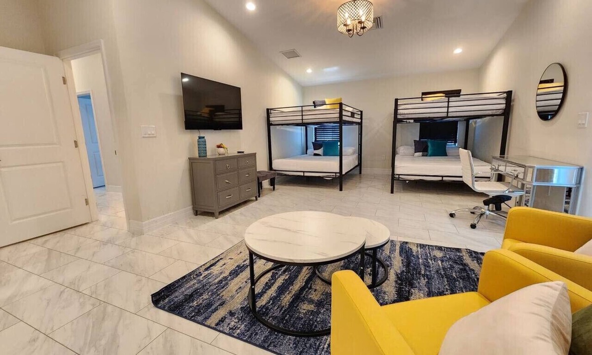 College Park House | The Villa Orlando@College Park. Sleeps16.
