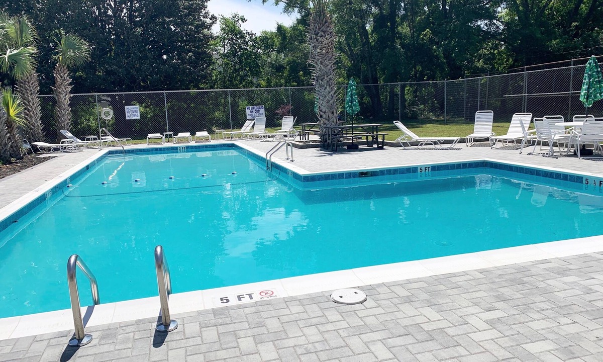 Old Village House | Village Lady by the Sea 2 miles to Beach 6 miles to Chs, POOL