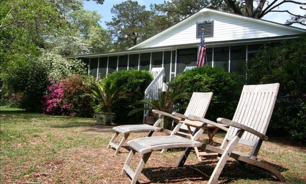 Okatie Cottage | Vintage River Cottage on the Okatie River Between Beaufort Bluffton