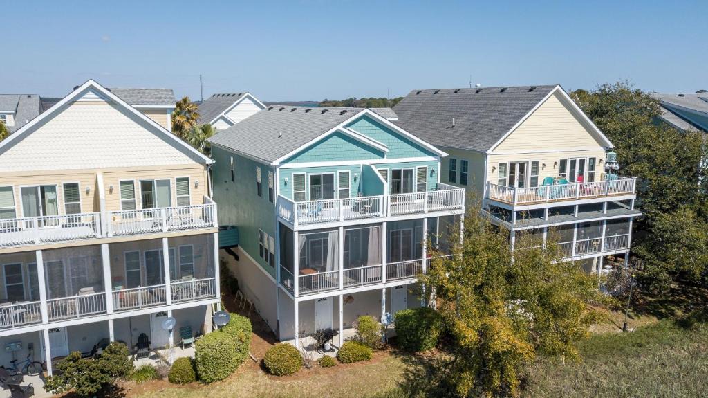 Waters Edge House | Water's Edge 103 - Bright 3BR/3BA Townhome - Pool - Fishing Dock