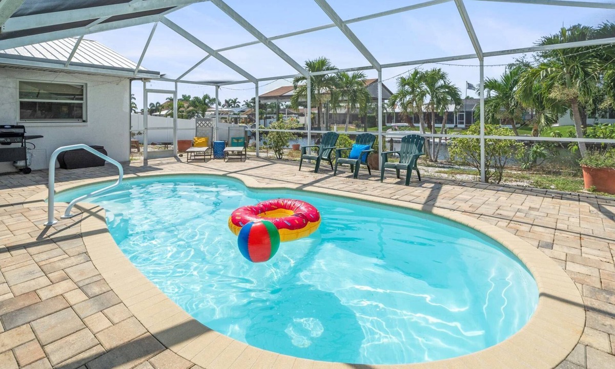 Bal Harbour House | Waterfront Oasis with Pool, Dock, Kayaks, and Bar |4BR Pet-Friendly |Pirates Den at Apollo Beach