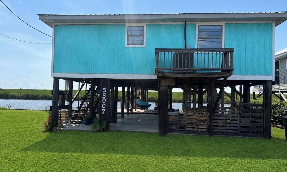 Slidell House | WELCOME to Pirates Harbor! Crab, fish & relax. Rare private boat launch & hoist