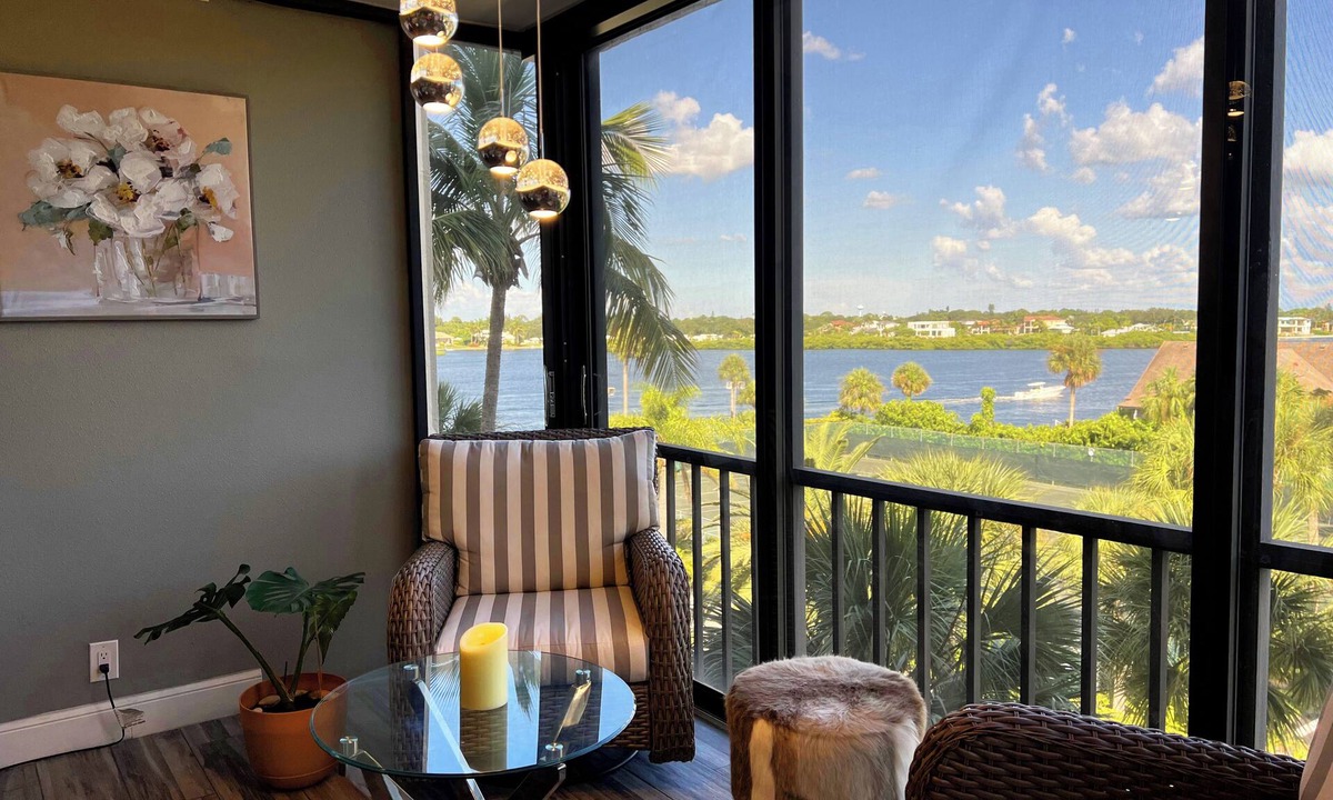 Siesta Key Condo | White Sand Beach Retreat. only 10 minutes walk to Siesta Kay Beach