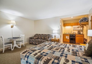107 Deluxe Studio Queen, w/Sleeper sofa w/outdoor heated pool in Killington