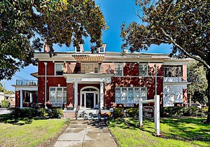 Drayton Place 1B | Downtown Gem with Full Kitchen | Walk to Eateries & Venues in Savannah