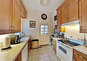 Drayton Place 2 | Full Kitchen & Park-View Patio | Walk to Downtown Eateries in Savannah