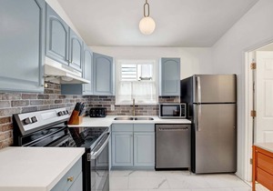 Duckie's Cottage in Historic Savannah | Heated Pool Access