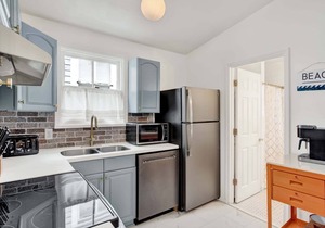 Duckie's Cottage in Historic Savannah | Heated Pool Access