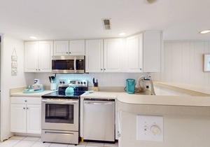 Hilton Head Cabanas condo with patio & on-site pool - walk to beach & Coligny