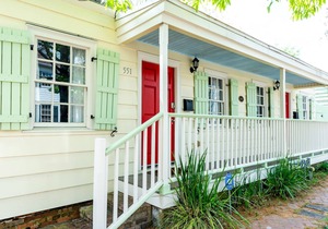 Historic Charming Cottage with King Bed for Two by Lucky Savannah