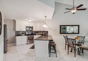 Seaside condo with pool, hot tub, close to beaches, WiFi, AC, washer/dryer in St. Petersburg