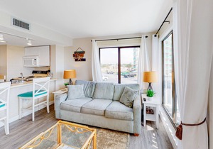 Second-floor condo with pool, hot tub, ocean view, fast WiFi & central AC