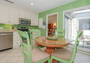 Single Story 3BR Townhome, 2 Minute Walk to Beach!