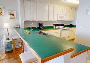 Spacious, bayfront villa w. community pool + fantastic views!