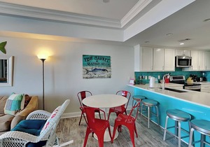 Waterfront condo w. resort amenities + unbeatable views!