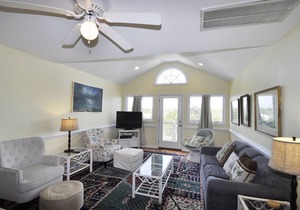 William's Villa: Spacious centrally located condo, cathedral ceilings in Ocracoke
