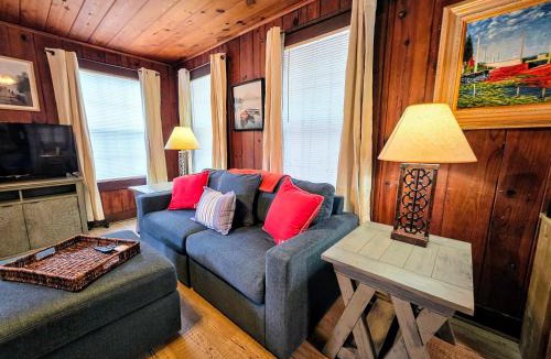 Mid America House | #04-Adorable Large 1 Bedroom Lakeside Cottage- Pet Friendly