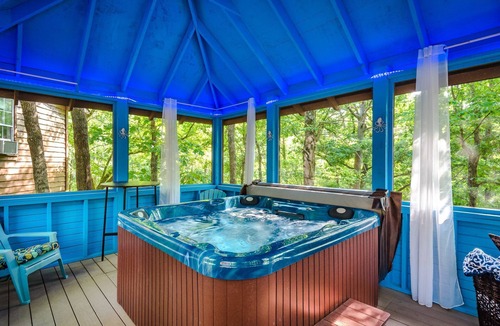 Eureka Springs Historic District Cabin | 1 Bedroom Cabin In The Woods, Covered Porch, Jacuzzi, Kitchen & Hot Tub.