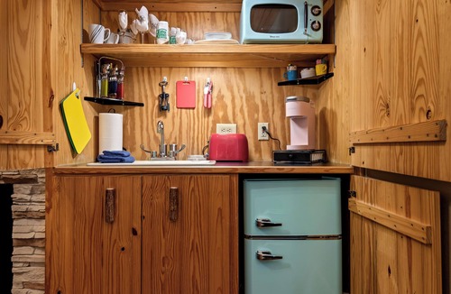 Eureka Springs Historic District Cabin | 1 Bedroom Cabin In The Woods, Covered Porch, Jacuzzi, Kitchenette and Hot Tub.