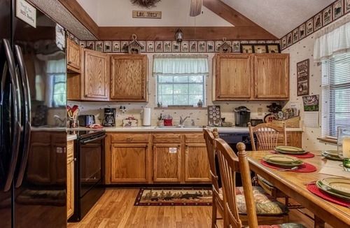 Sevierville Cabin | 10 min to Dollywood/Cal Ripken Field, Firepit, Foosball, Hot Tub, Private