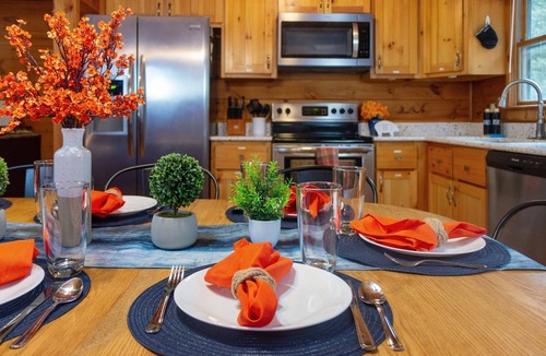 Blue Ridge Cabin | <10 Min to Lake & DT! Flat Drive! Hot Tub! Games!
