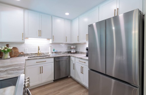 Heritage Woods House | 15 Wagon Road: Walk to the beach! Private Pool with Lagoon View!