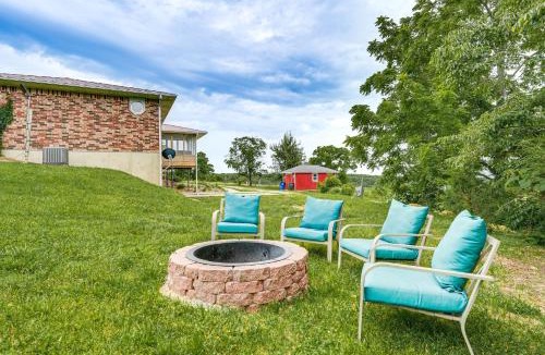 Omaha House | 18 Mi to Table Rock Lake: Pet-Friendly Ozark Home!