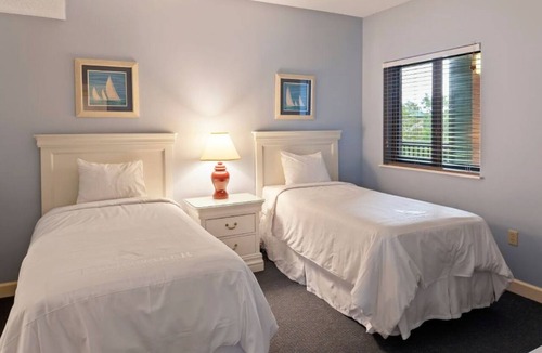 Shipyard Plantation Resort | 2 bed 2 bath sleeps 6. Walking distance to beach, shops/restaurants in Coligny.
