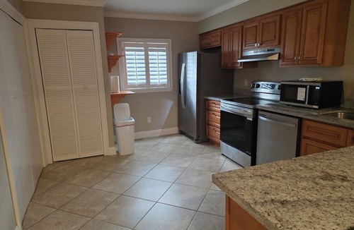 Kenner - Louis Armstrong International Airport Apartment | 2-bedroom apartment in charming Kenner with AC for relaxing stays