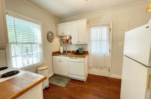 Old West Broad Neighborhood Apartment | 2 BR Gem on Taylor Street, Heart of Historic Savannah, Walk Everywhere!