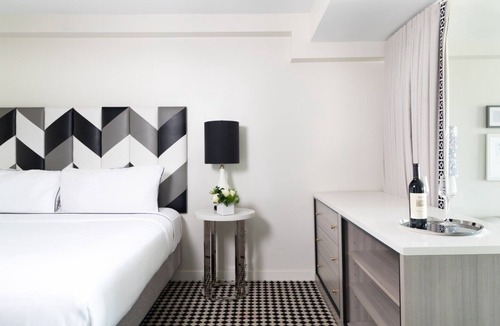 Norma Triangle Hotel | 2 Elegant King Suite Balcony near Sunset Strip, Nightlife & Dining Access