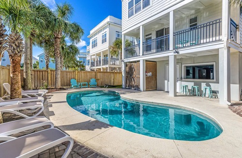 Isle of Palms House | 2 Rooftop decks, pool/elevator. Downtown IOP, 1 blk from beach. Pet friendly!