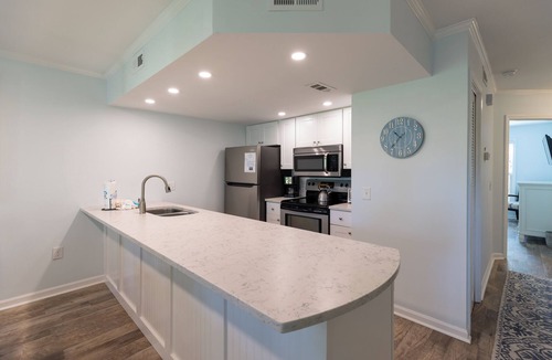 The Cottages Villa | 24 The Cottages: 3 Bedroom Cottage in Shipyard. Free Bikes, Beach Pass, Pool